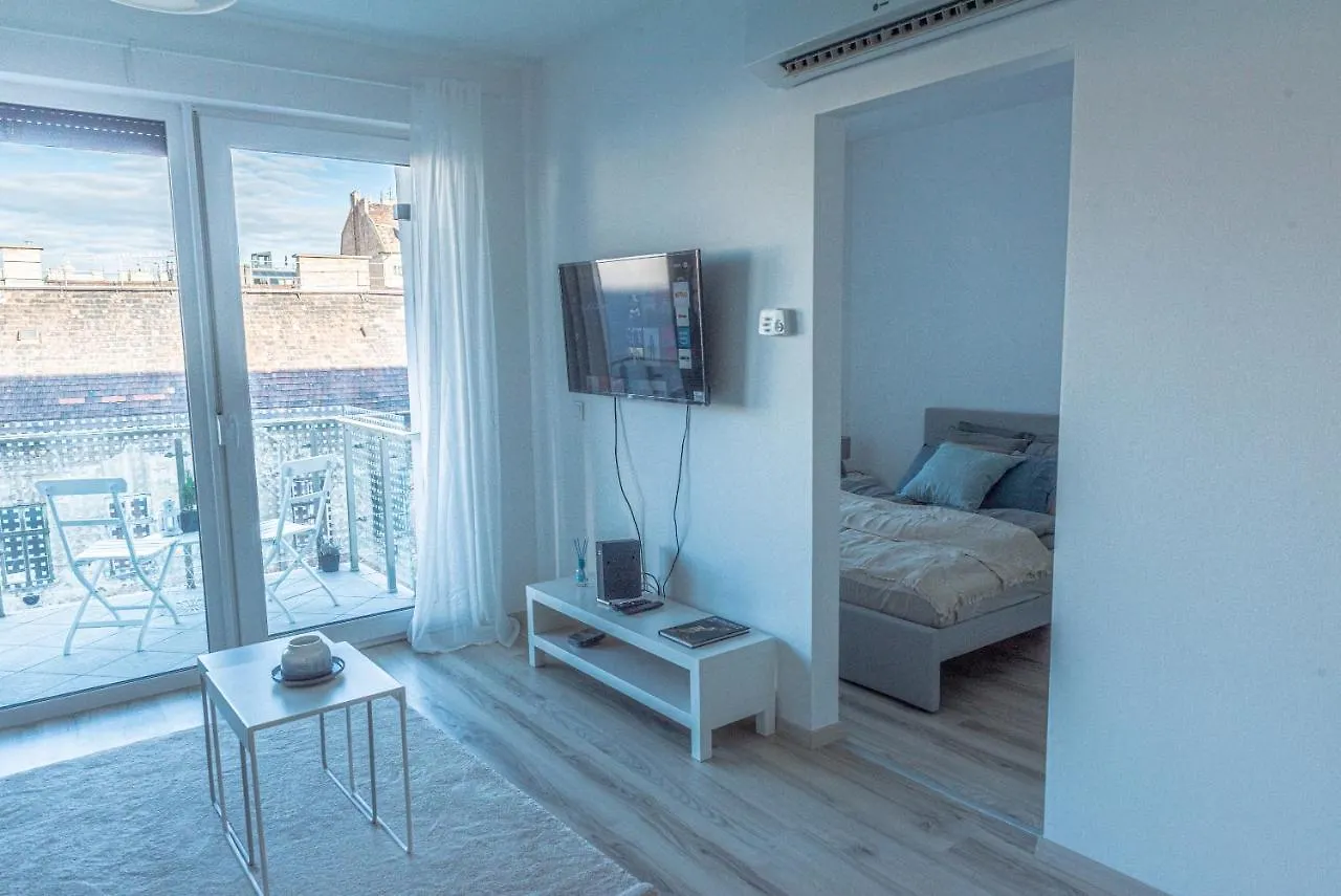 Dob36 Apartment With Free Private Parking And Balcony Budapest